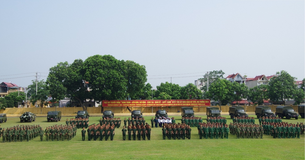 anh-3.toan-canh-le-khai-giang-copy-.jpg (357 KB)