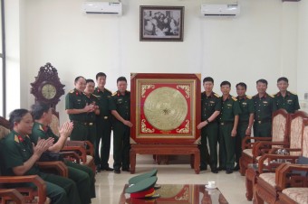 Trường Sĩ quan Phòng hóa tổ chức tham quan, học tập cho cán bộ, giảng viên tại Trường Sĩ quan Đặc công