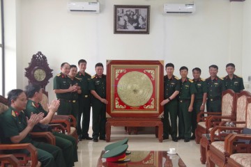 Trường Sĩ quan Phòng hóa tổ chức tham quan, học tập cho cán bộ, giảng viên tại Trường Sĩ quan Đặc công